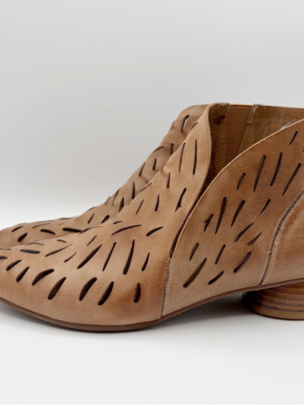 NEW Antelope Calypso Laser Cut Ankle Bootie Brown Leather Size 41 US 10